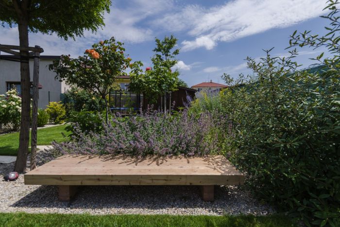 Záhrada s lavičkou